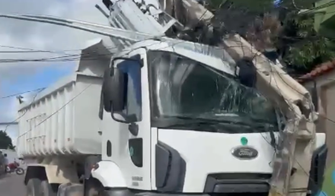 Caminhão-caçamba atinge poste de energia elétrica em Delmiro Gouveia