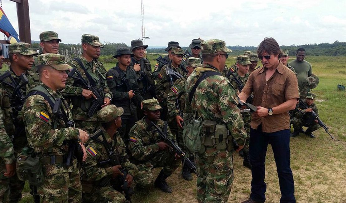 Tom Cruise visita membros do exército da Colômbia
