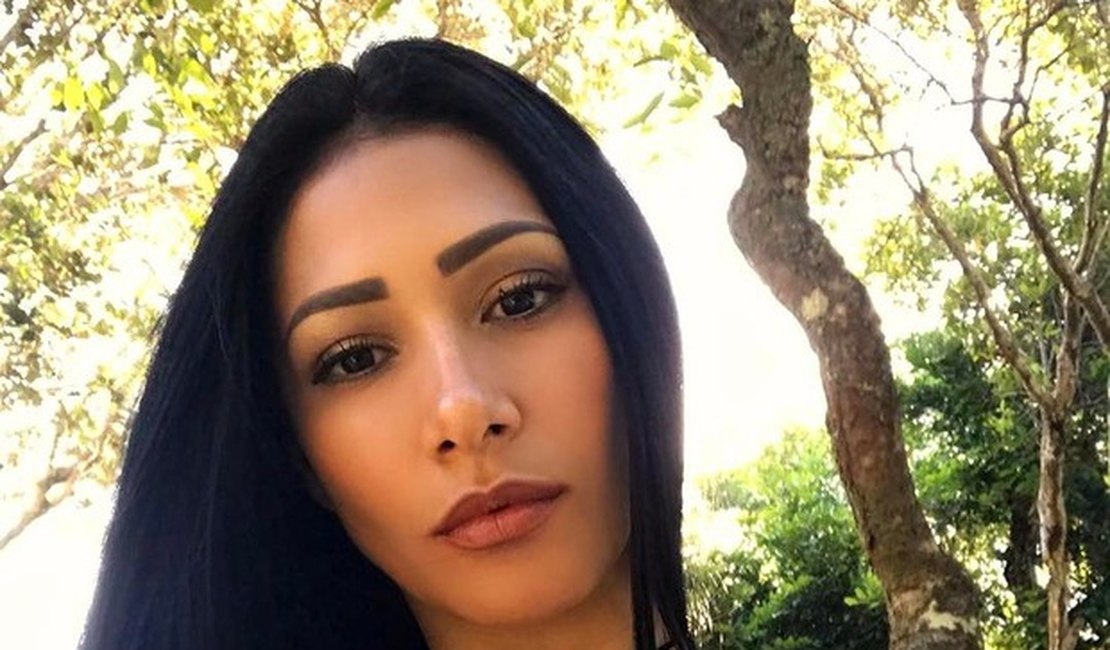 Simaria exibe curvas em foto de biquíni na Bahia