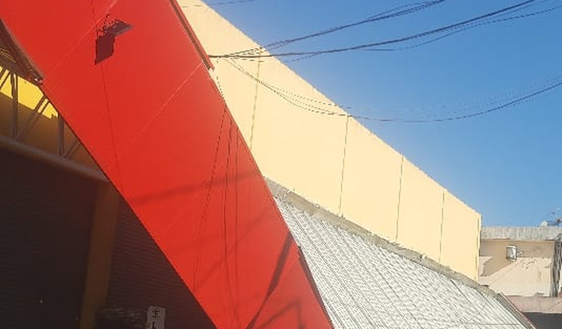 Forte ventania destrói parte da fachada do supermercado, em Palmeira dos Índios