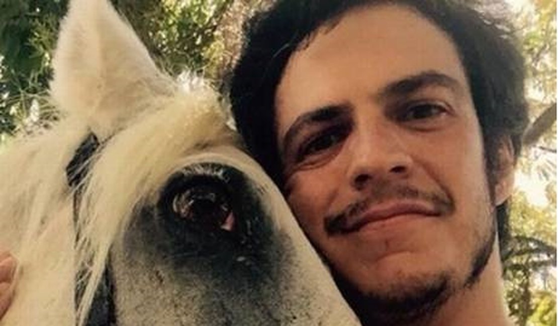 Mateus Solano cai de cavalo em gravação de novela