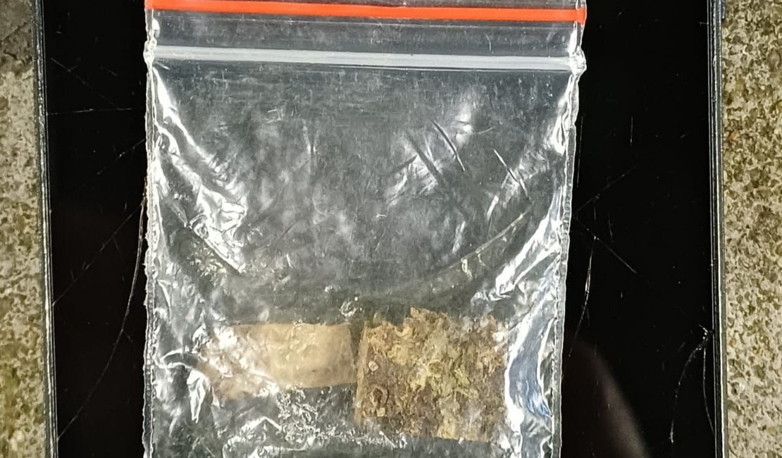 Homem é flagrado com maconha em praça de Arapiraca
