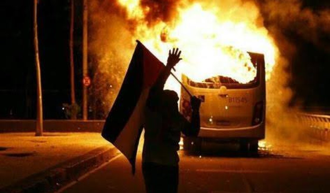 Manifestantes incendeiam ônibus durante protesto no Rio