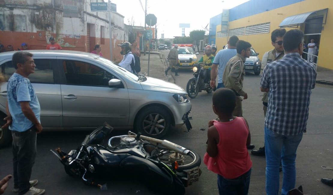 Jovem fica ferido após colidir motocicleta com automóvel, em Arapiraca