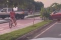 Motorista é flagrado rebocando carro em ciclovia e causa revolta em Arapiraca