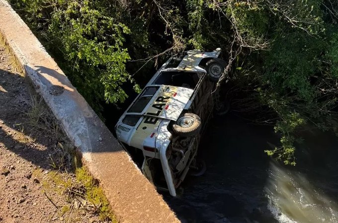 Kombi que levava crianças e mulher grávida capota e cai em rio de Santa Catarina