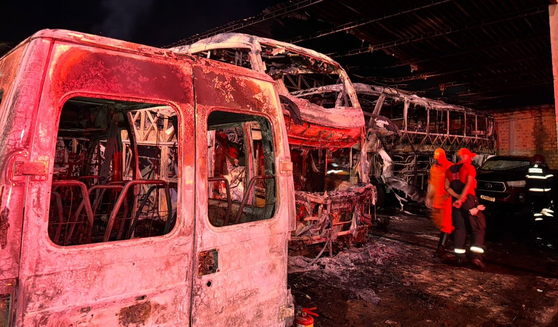 Incêndio em garagem de veículos destrói dois ônibus e duas vans em Igaci