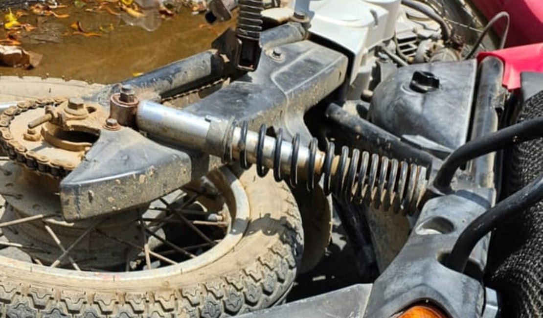 Agentes da SMTT encontram moto com queixa de roubo/furto abandonada no Centro de Arapiraca