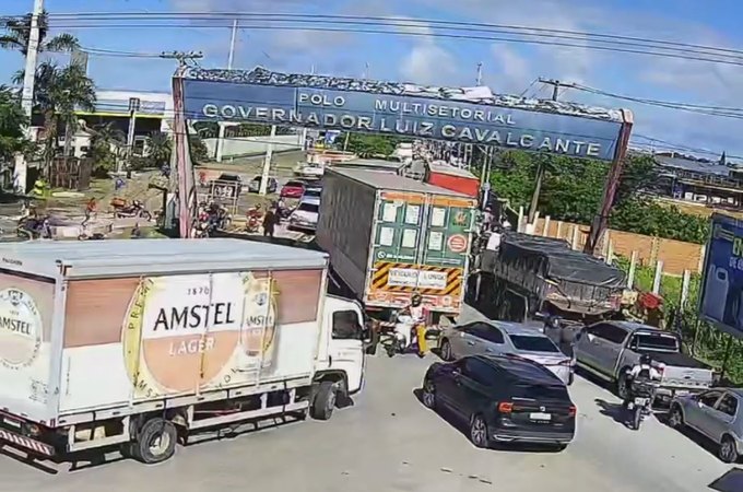 Sistema de monitoramento da SSP auxilia em acidente com carreta de carga de sucos de uva que foi saqueada, em Maceió