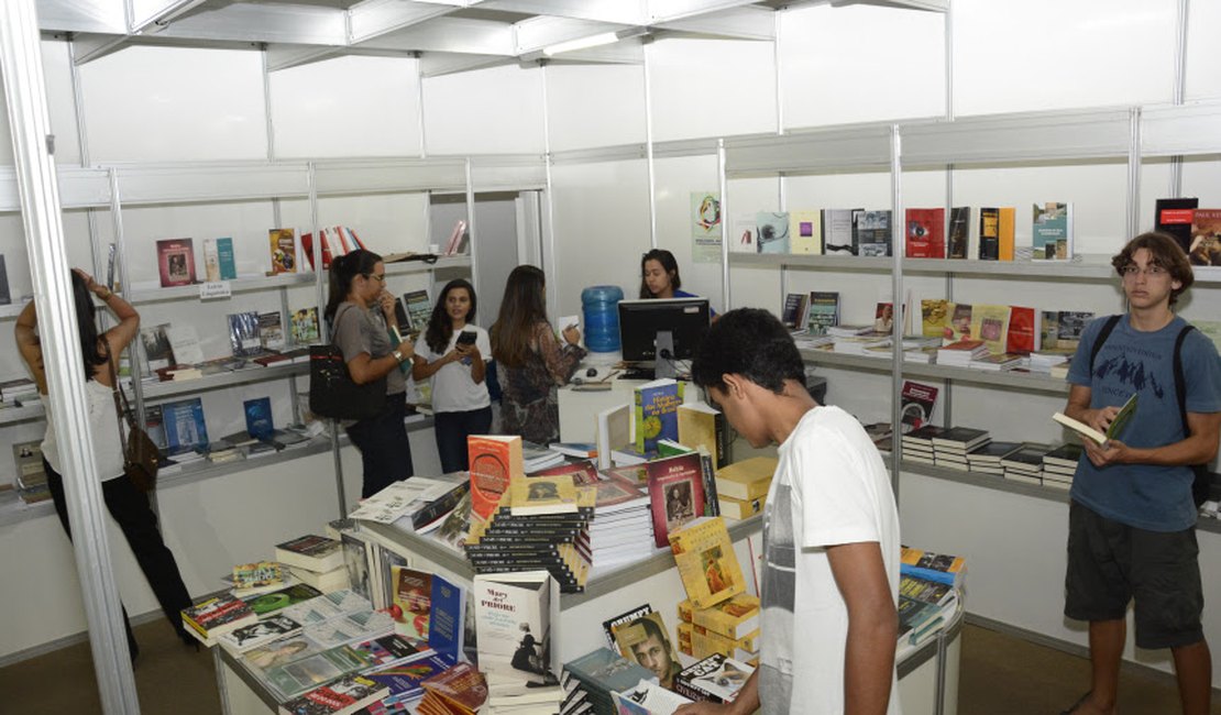 Editora da Ufal expõe mais de 5 mil títulos na 7ª Bienal de Alagoas
