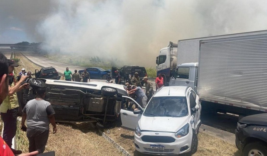 VÍDEO. Colisão envolvendo cerca de 11 veículos deixa feridos; ex-policial alagoano estava no acidente