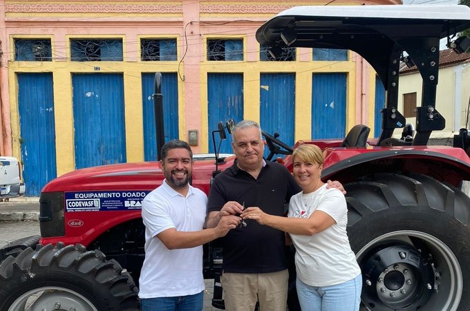 Alfredo Gaspar entrega caminhão frigorífico e trator para Viçosa e reforça investimentos na saúde; total de emendas somam R$ 3.154.200,00