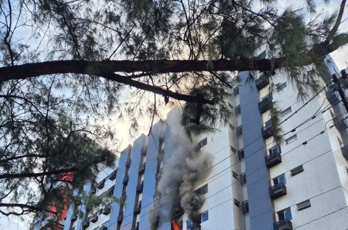 Incêndio atinge prédio em Boa Viagem na tarde deste sábado (5)