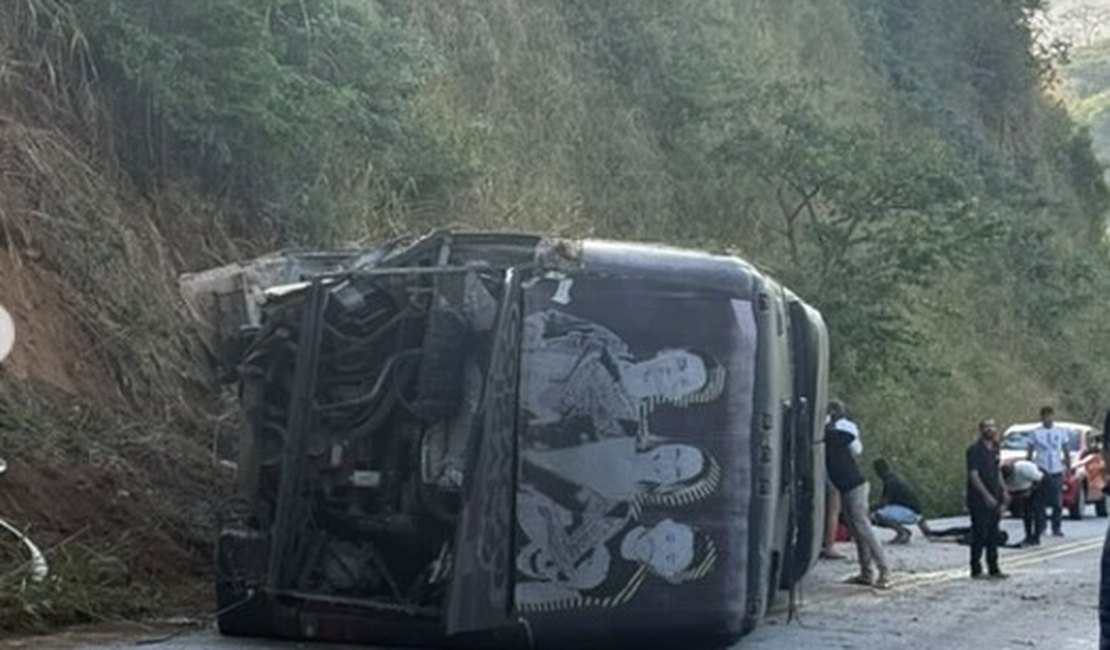 Acidente com ônibus de banda de forró deixa seis feridos, no interior baiano