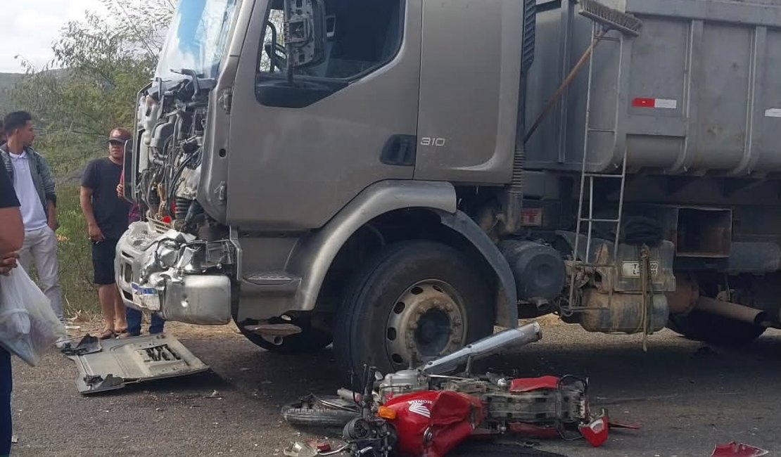 Motociclista morre em grave acidente com caminhão caçamba na AL-145, no Sertão