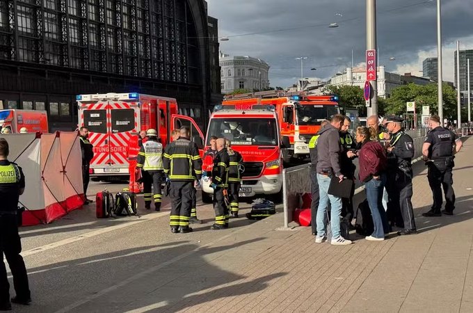 Mulher esfaqueia 12 pessoas em estação de metrô em Hamburgo, na Alemanha