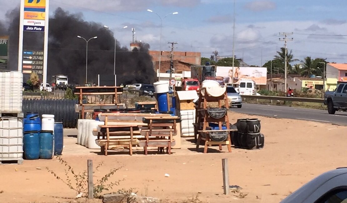 Moradores queimam pneus e interditam a AL 220, em Arapiraca