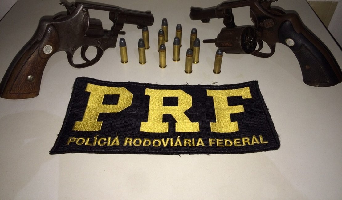 Dupla é presa na BR 101 com armas e carro roubado