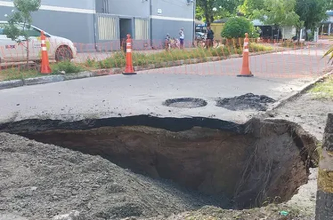 Idosa de 60 anos cai em cratera que se abriu em Maceió
