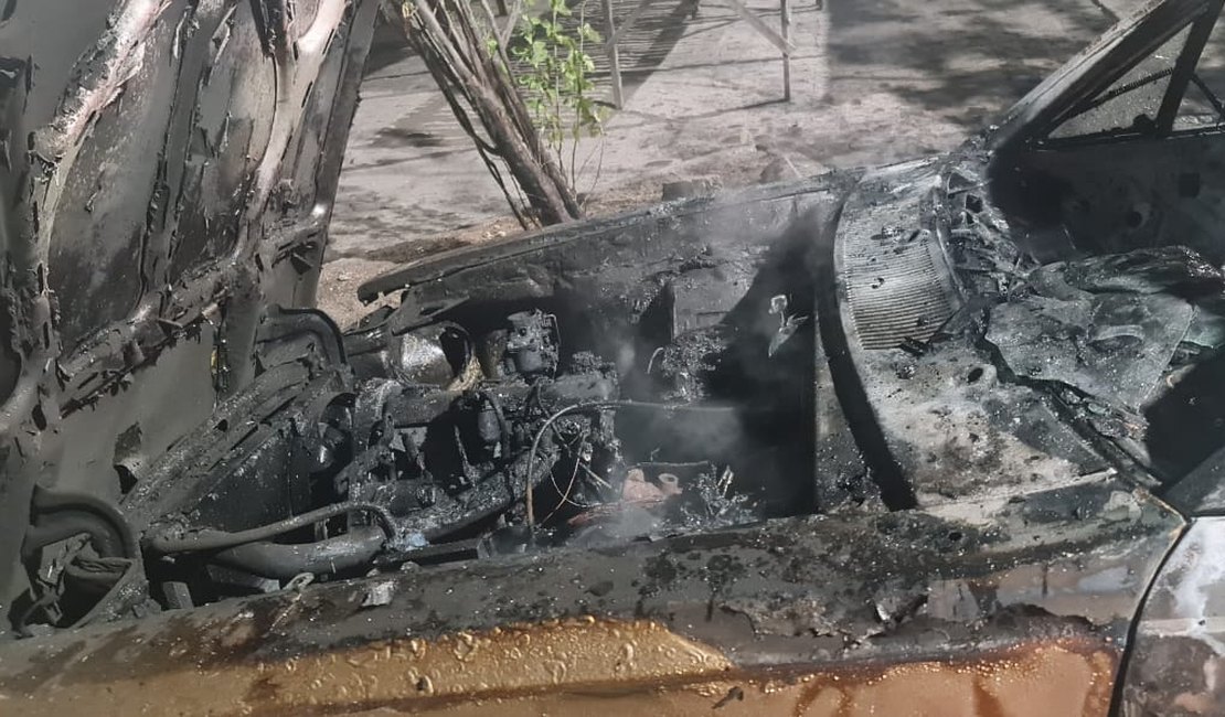 Carro fica completamente destruído após pegar fogo, em Delmiro Gouveia