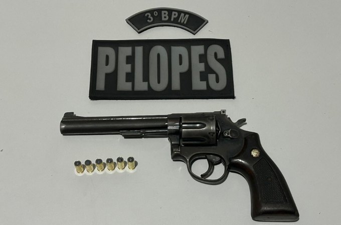 Após denúncia, policiais militares apreendem revólver com dono de bar no Pé Leve, em Limoeiro de Anadia