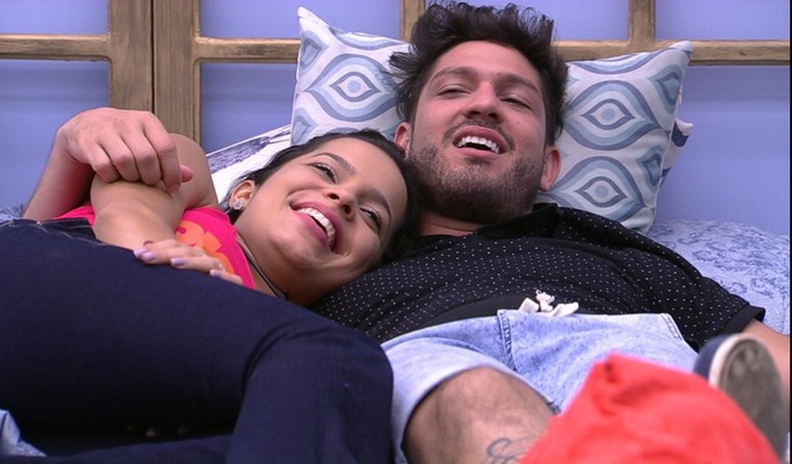 Mayla e alagoano Luiz Felipe deitam abraçados