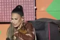 Simone Mendes ganha galinha de presente durante show no São João de Campina Grande e adota animal no palco