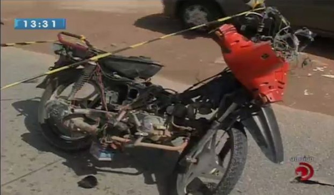 Motociclista morre após colidir com traseira de caminhão