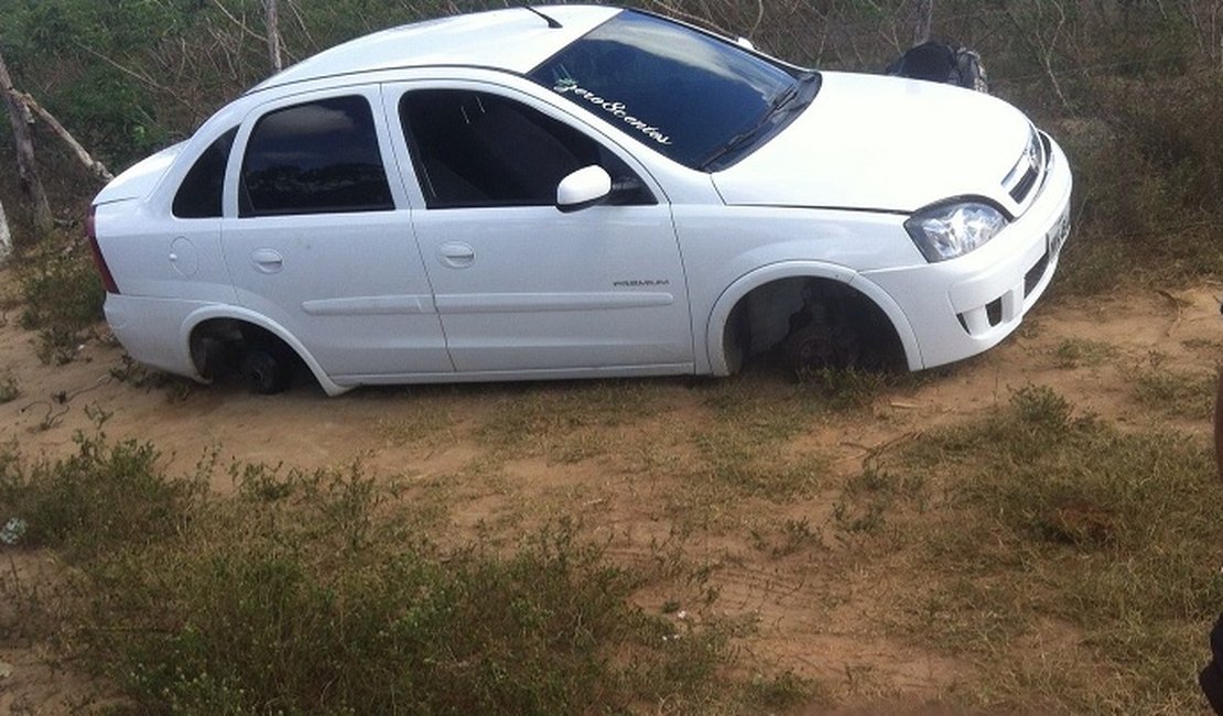Bandidos roubam e 'depenam' veículo na zona rural de Arapiraca