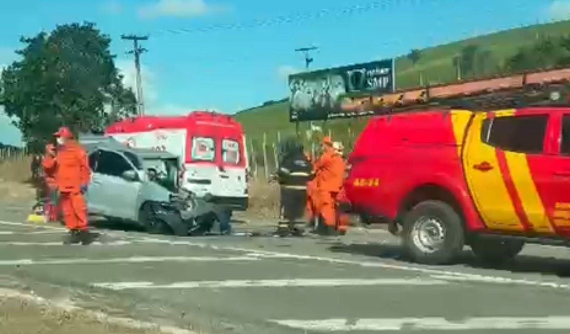 Grave acidente entre carro e ônibus deixa feridos na BR-316, no interior de Alagoas