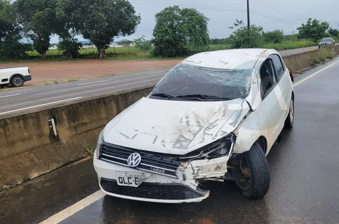Mãe e filha sofrem ferimentos em capotamento de carro na AL-220, em Arapiraca