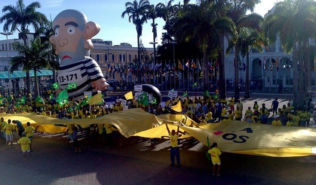 Manifestantes pedem a saída da presidente Dilma Rousseff em protesto
