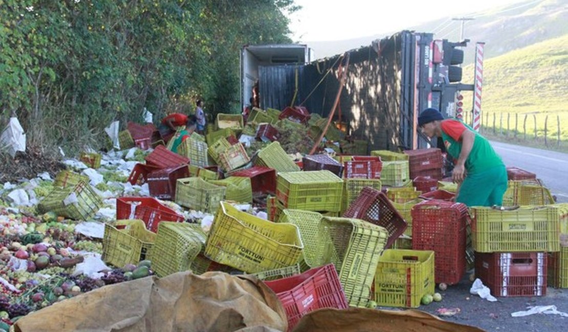 Caminhão carregado com frutas tomba na BR-316, em Maribondo