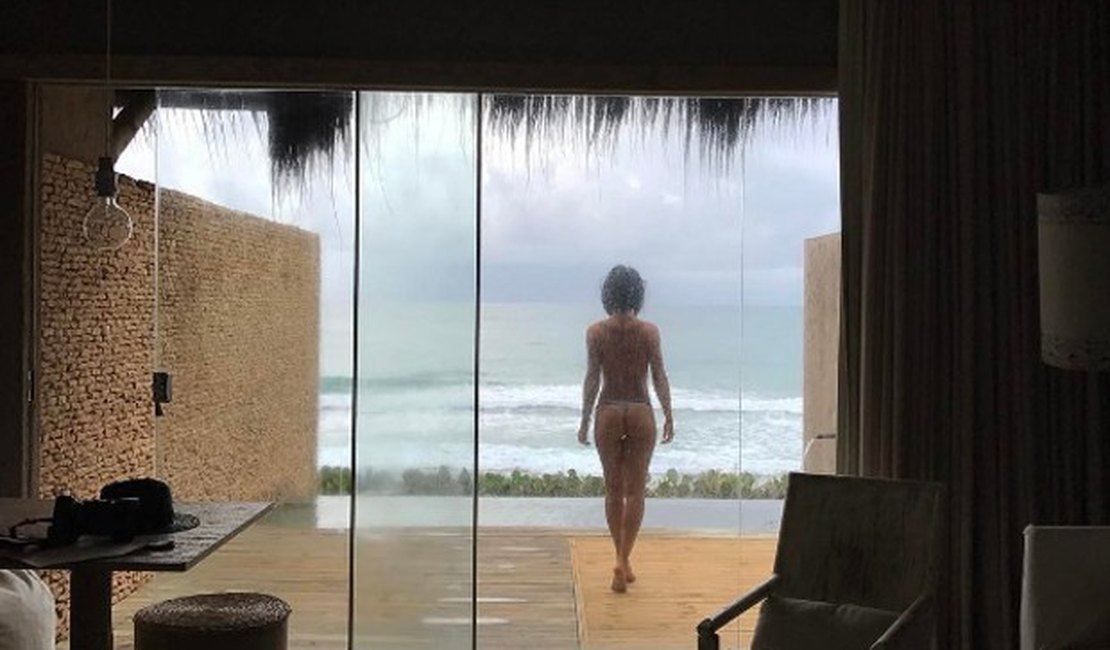 Bella Falconi exibe curvas em foto sensual na Barra de São Miguel, em AL