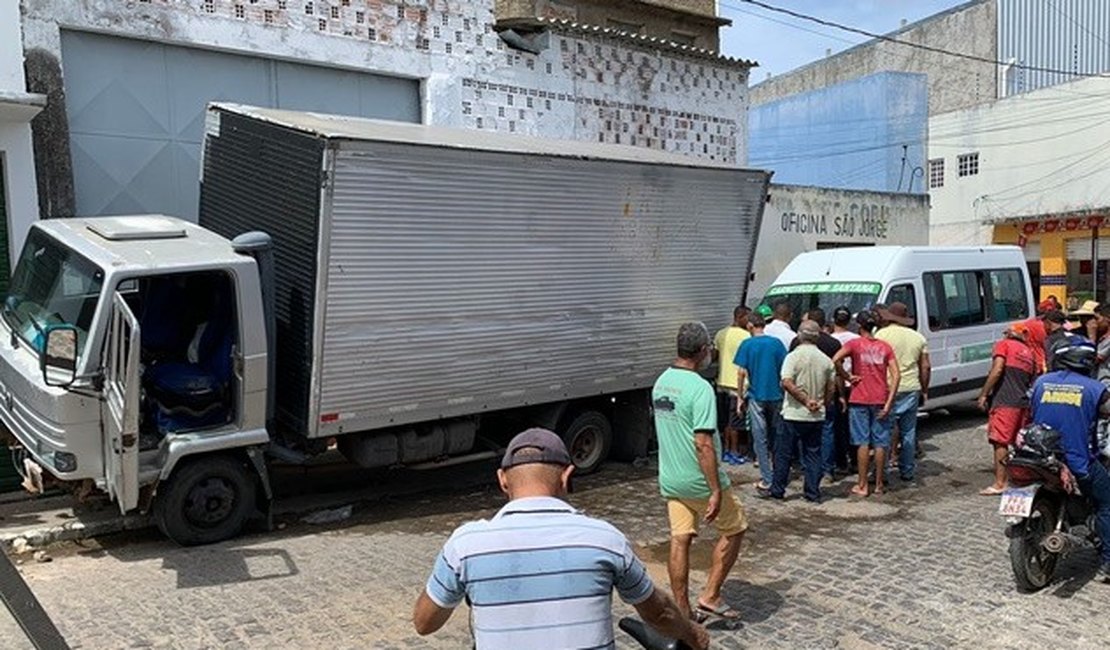 Caminh O E Van Colidem E Causa Engavetamento No Sert O Alagoano J