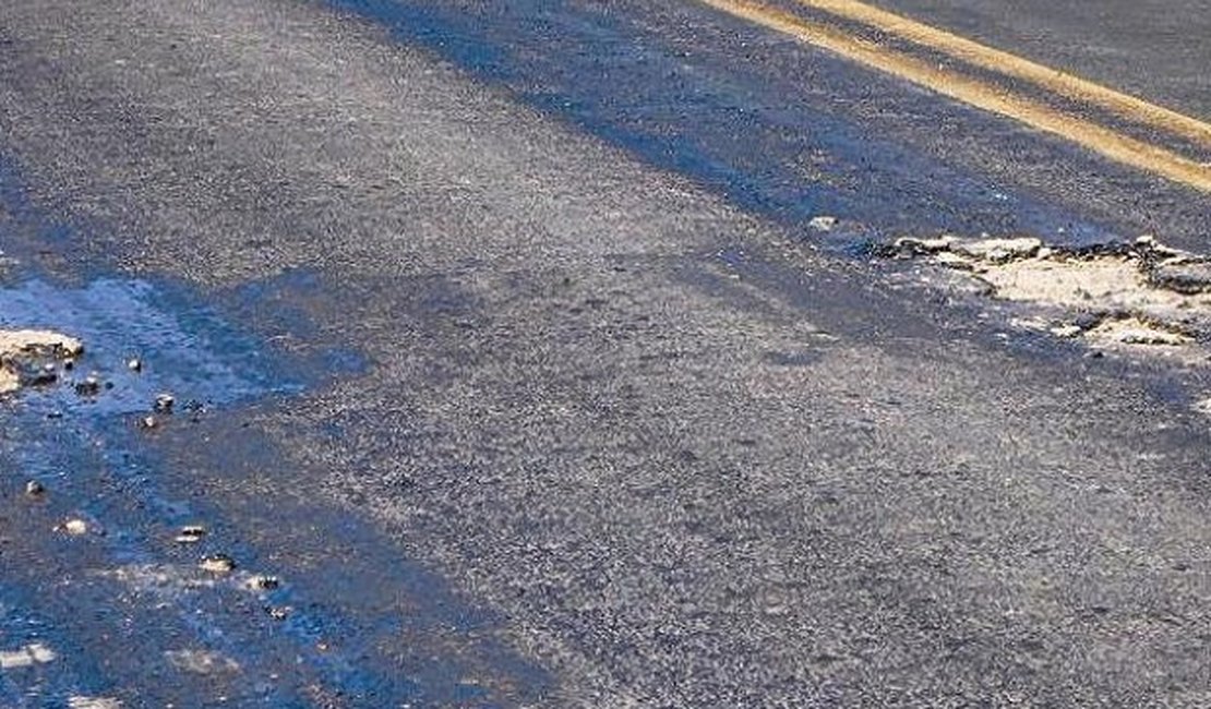 Caminhonete desliza em óleo na BR-101 e atropela sete pessoas em AL