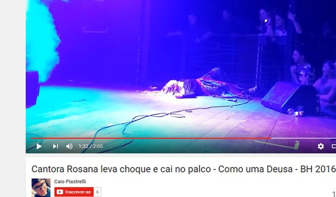 Vídeo: cantora Rosanah leva choque e cai no palco durante show