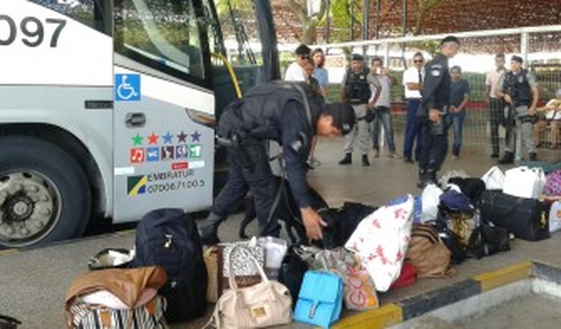 PM apreende drogas durante operação em terminal rodoviário em Maceió