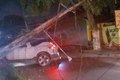 Motorista perde controle de carro e colide em postes em Arapiraca
