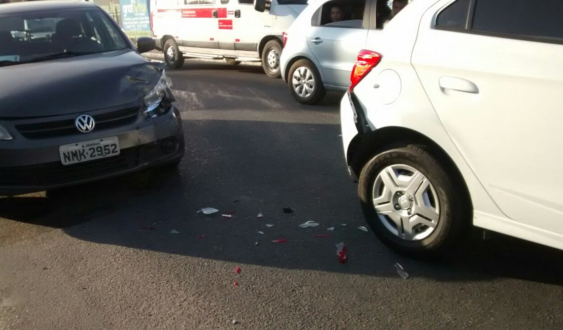 Colisão envolvendo três veículos deixa trânsito lento na Rua Ventura de Farias em Arapiraca