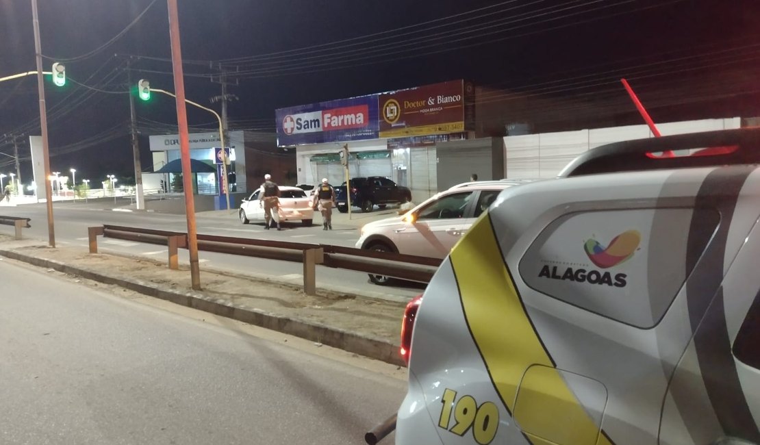 Motorista passa por quebra-molas e carro é atingido na traseira em frente ao HEA, em Arapiraca