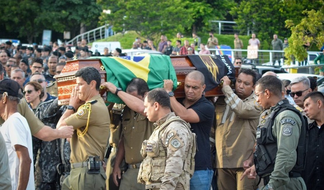 Lágrimas e emoção marcam sepultamento da major Aline morta a tiros por