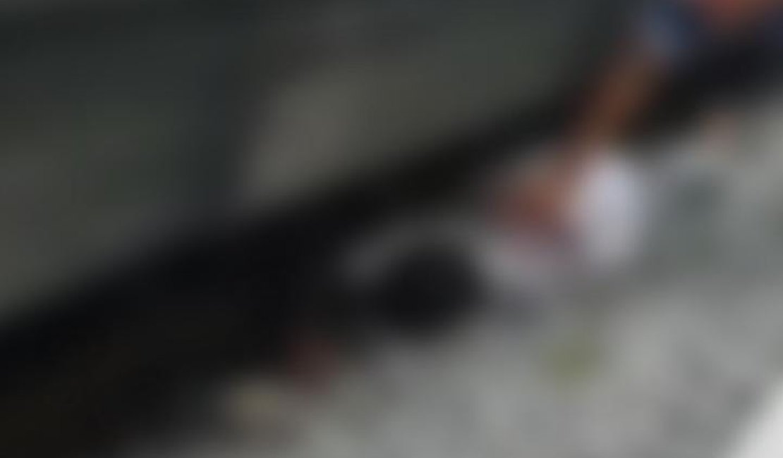 Após tropeçar e cair em linha férrea, idoso é atropelado por VLT e tem mão amputada, em Maceió