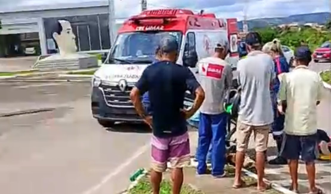 Mulher fica ferida após cair de moto ao desviar de buraco em rotatória de Palmeira dos Índios
