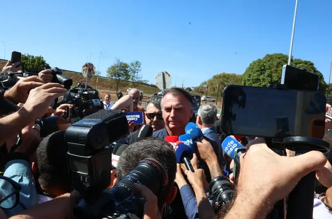 Bolsonaro nega ter descumprido proibição de uso de redes sociais