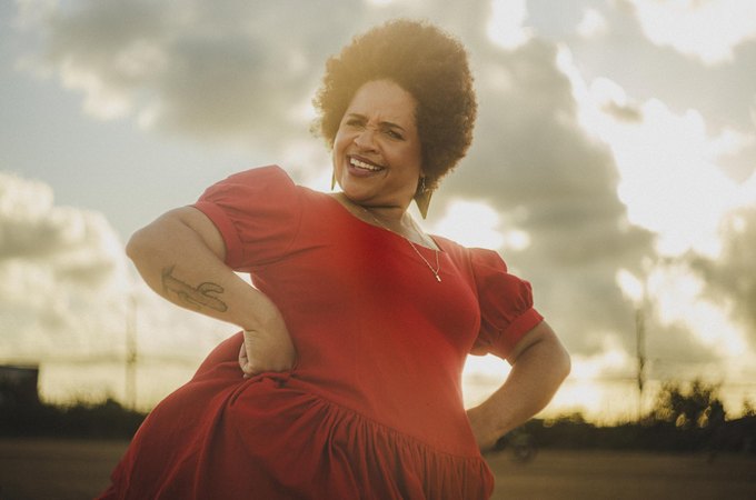 Mel Nascimento lança o clipe Ô Mulé em homenagem às mulheres alagoanas no Theatro Homerinho