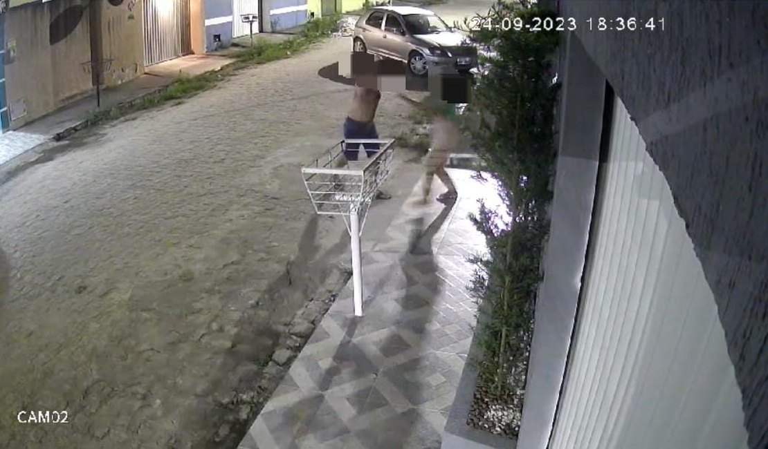 VÍDEO: Câmera flagra homem batendo na própria companheira em via pública, em Arapiraca