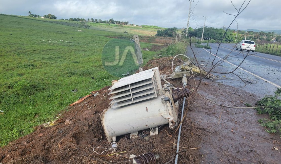 Caminhonete colide em poste de alta tensão e derruba transformador na AL-110, em Arapiraca