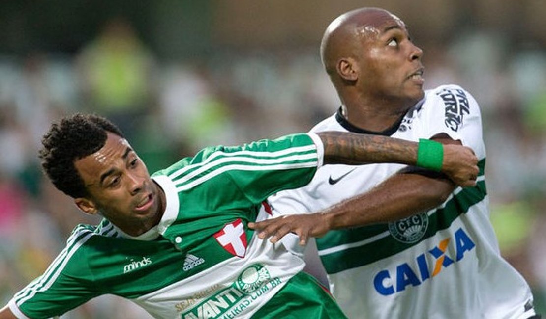 Coxa vence confronto direito, e Palmeiras cola na zona da degola