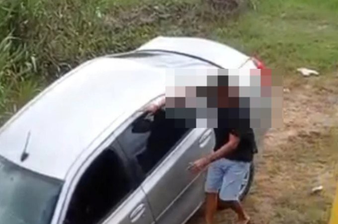 Carro vai parar em rio e fica parcialmente submerso, em São Luís do Quitunde